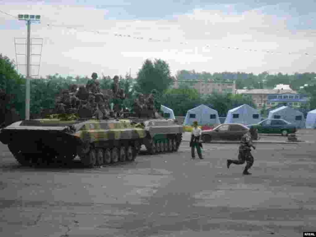 Шаарга аскер күчтөрү киргизилип, кырдаалды көзөмөлгө алууда.