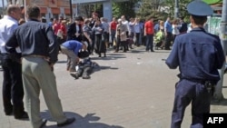 Чоловік намагається допомогти пораненому під час вибуху, Дніпро (тодішній Дніпропетровськ), 17 квітня 2012 року