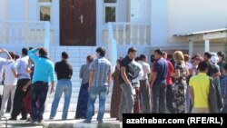 Очередь в Миграционную службу Лебапского велаята. Туркменистан (фото из архива)  