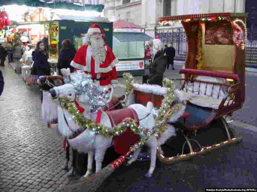 Італійський Різдвяний дід Баббо Натале виглядає трохи сумним на кам&rsquo;яній бруківці. Така римська зима: без снігу і надворі +10&deg;C