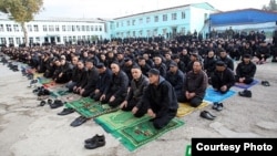 Заключенные молятся в тюрьме в Таджикистане. Иллюстративное фото