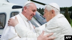 Бенедикт XVI (п) і Франциск (л), на цьому архівному фото разом у Кастель-Ґандольфо 23 березня 2013 року