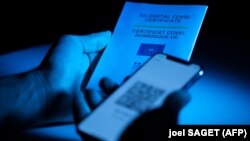Një certifikatë digjitale për COVID-19 në telefonin e një person në Paris të Francës. 20 korrik 2021. 