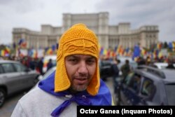 Unul dintre manifestanți a purtat un coif dacic împletit.