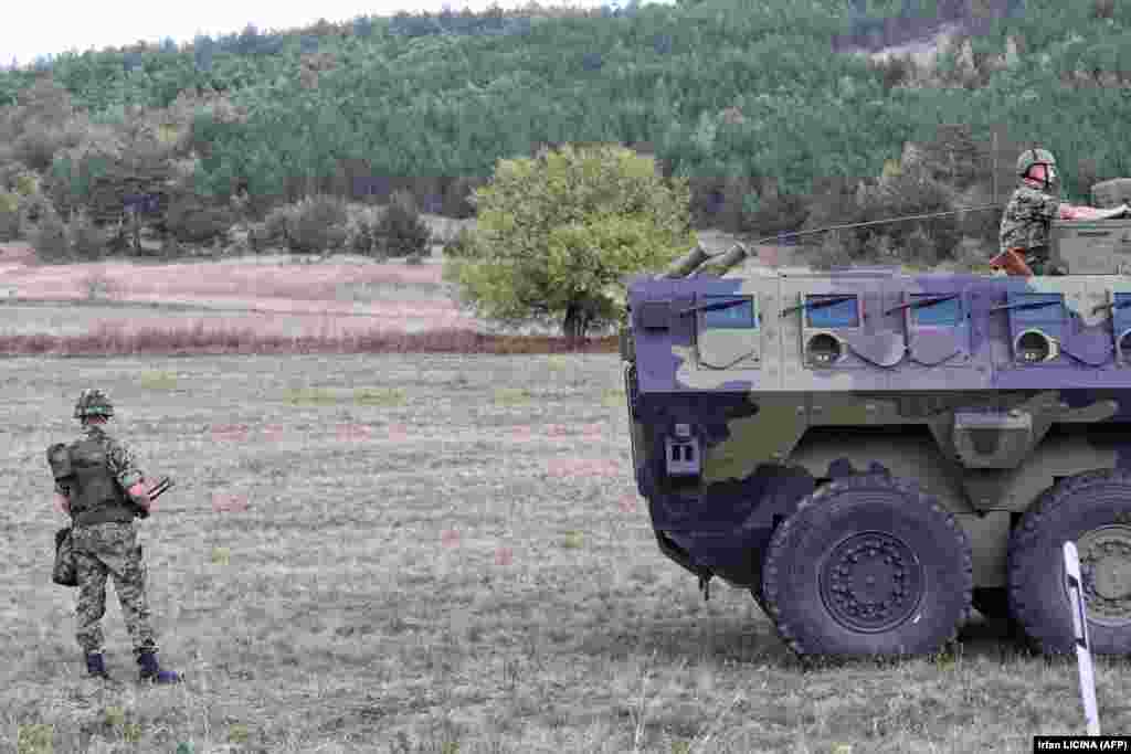 Српски војници го надгледуваат теренот во Рудница. (27 септември)