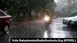 За даними синоптиків, дощі сьогодні також очікуються у центральній Україні. На півночі та заході країни без опадів