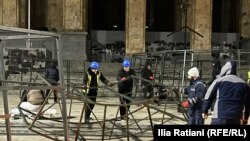 ნაძვის ხი კონსტრუქციის აწყობა პარლამენტის წინ 8 დეკემბერი 2024 წელი