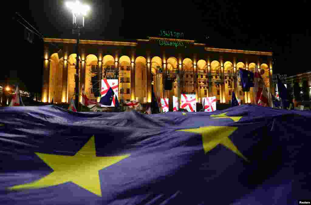 У пресцентрі парламенту Грузії повідомили, що в будівлю пропускатимуть лише журналістів акредитованих телеканалів, а журналістам інтернет- та друкованих ЗМІ працювати в парламенті не дозволять із міркувань безпеки