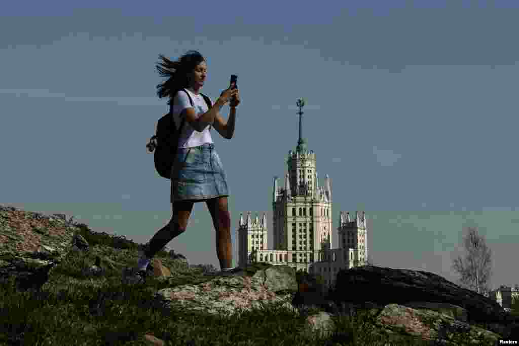 Девушка прогуливается по парку "Зарядье" в солнечный день в Москве, Россия, 21 апреля 2025 года. REUTERS/Evgenia Novozhenina