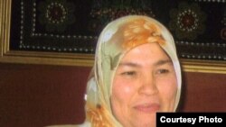 Жоолугун башынан түшүрбөгөн Дилором сотко жалаңбаш келгенге мажбур болду