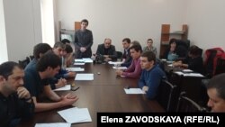 Из 18 депутатов, присутствующих на заседании, 16 проголосовали за референдум, двое воздержались