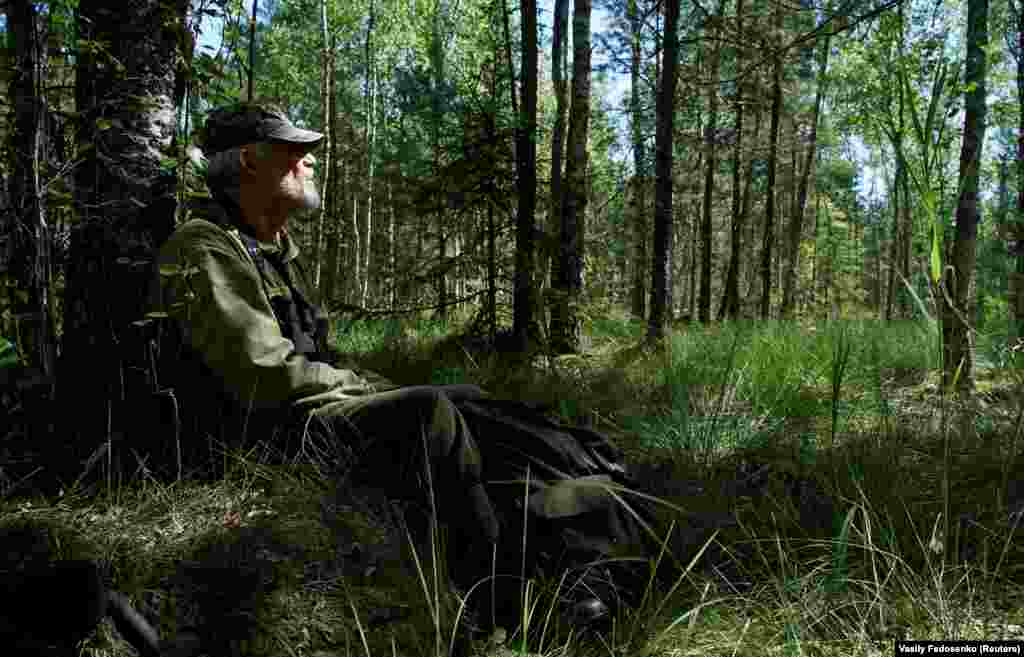 Иваноски избира локации за гнезда додека шета наоколу, прашувајќи се себеси: &bdquo;Да бев орел, каде би се гнездел?&ldquo;