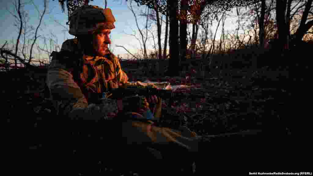 Un soldat ucrainean în prima linie în satul Jolobok din regiunea Luhansk din estul Ucrainei, pe 7 noiembrie. (Serhii Nuzhnenko, RFE/RL)