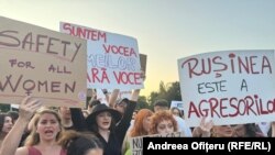 Protest în Piața Victoriei, din București, în fața sediului Guvernului României, după al 26-lea caz de femicid – ucidere cu cruzime a partenerei de viață, în mai puțin de șase luni. Adică, în România, o femeie este ucisă săptămânal.