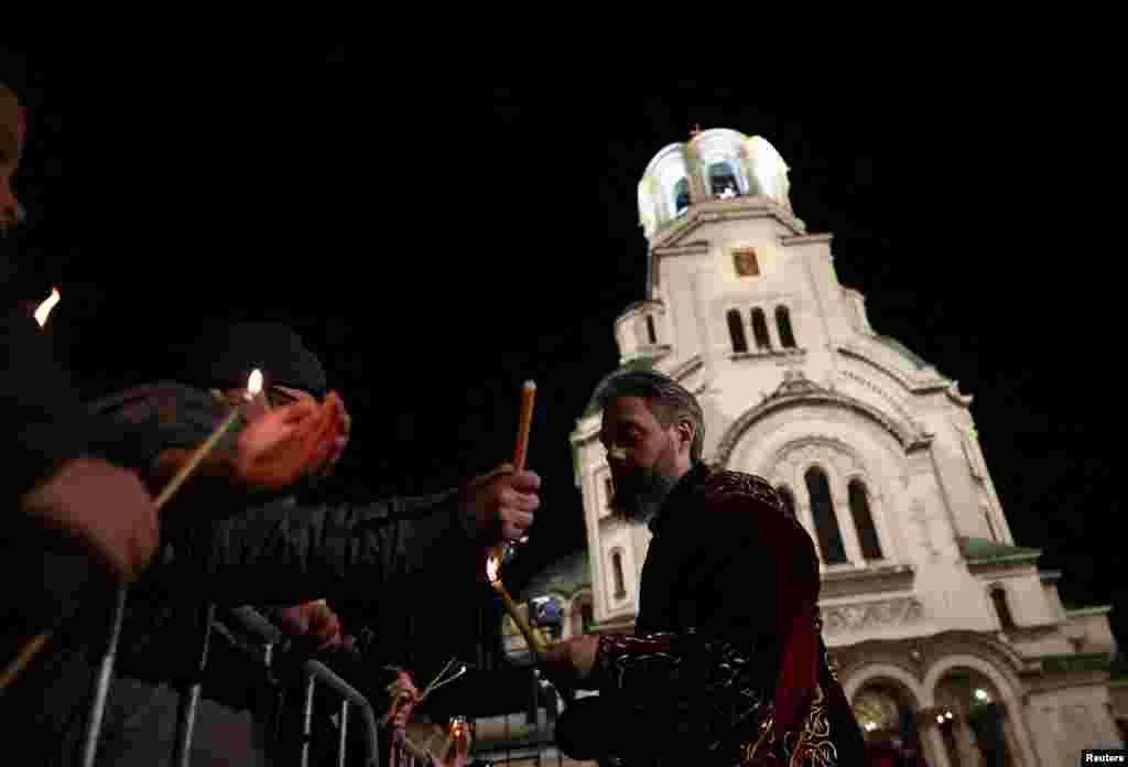 Верници палат свеќи пред црквата Свети Александар Невски, Софија, Бугарија, на 19 април 2025 година.