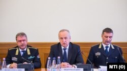 Dr. Kiss Attila az Országos Idegenrendészeti Főigazgatóság főigazgatója (balra)