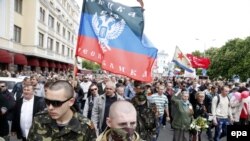 Пророссийские сепаратисты в Донецке отмечают День Победы. 9 мая 2014 года