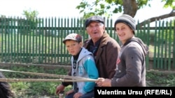 Oameni pe stradă la Tocuz