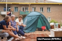 Елена Голякова (слева) в палаточном лагере, Альметьевск, август 2018 года