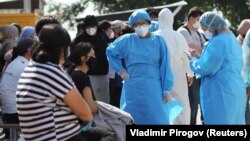 Граждане в очереди за медицинской помощью, Бишкек, 6 июля 2020 г.