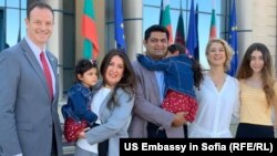 Посланик Херо Мустафа със семейството си при пристигането си в София заедно с американския временно управляващ посолството Джъстин Фрийдман