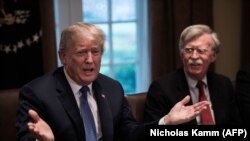 جان بولتون (سمت راست) همراه با دونالد ترامپ، رئیس‌جمهوری آمریکا