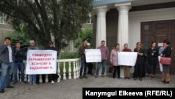 Пикет в поддержку заключенных политиков у здания Верховного суда, 4 июня 2018 года.