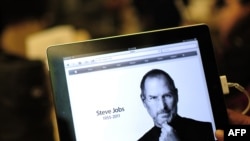 Fotografija Steva Jobsa na iPadu u prodavnici Applea u New Yorku, 5. oktobar 2011 godine