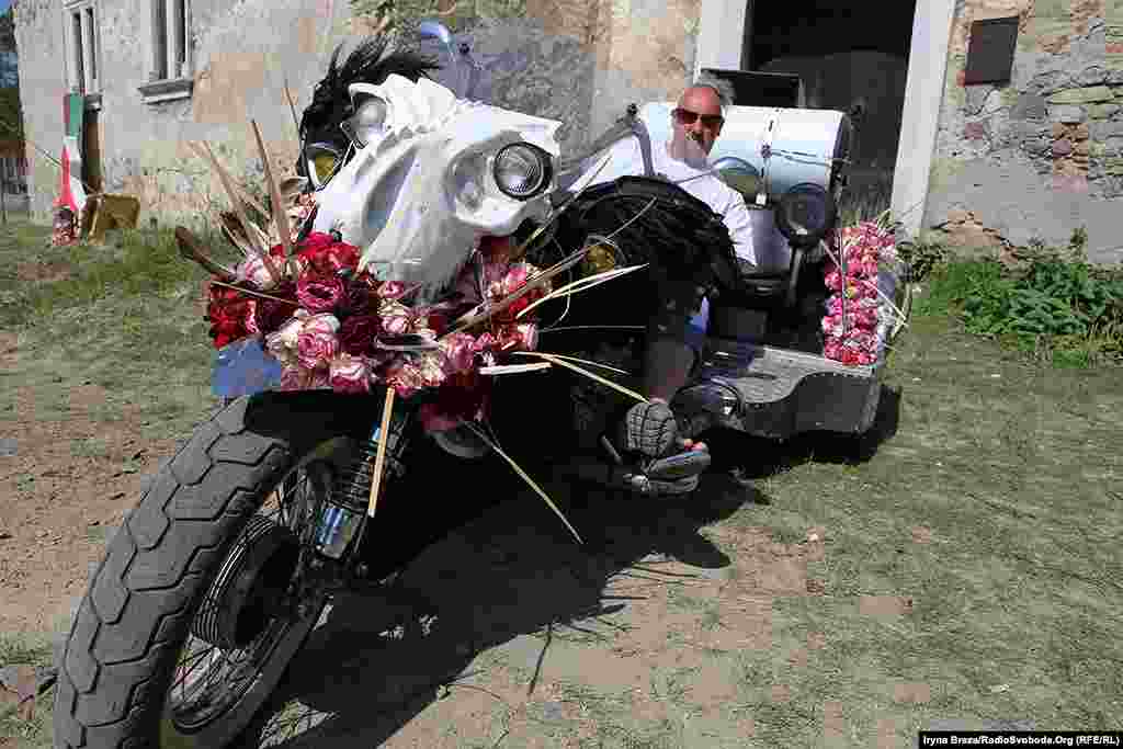 Киянин Микола спеціально приїжджає щороку на фестиваль і заквітчує свій незвичайний байк&nbsp;