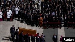 Coșciugul cu trupul Papei Francisc este purtat după slujba de înmormântare din Piața Sf. Petru de la Vatican.