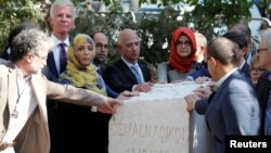 Hatice Cengiz, vjerenica ubijenog saudijskog novinara Jamala Khashoggija (u sredini), i Jeff Bezos, osnivač Amazona kod spomenika tokom obilježavanja prve godišnjice Khashoggijevog ubistva u saudijskom konzulatu u Istanbulu. Turska, 2. oktobar 2019.