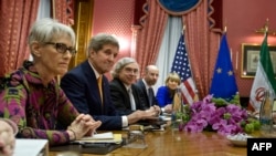 وندی شرمن (نفر اول از سمت چپ) در کنار تیم گفت‌وگوکننده هسته‌ای آمریکا در مذاکره با همتایان ایرانی