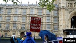Протестиращи за и против Брекзит са ежедневно явление пред британския парламент в Лондон.