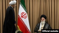 سخنان آیت‌الله خامنه‌ای در جمع سران حکومت جمهوری اسلامی از جمله حسن روحانی، رییس جمهوری ایران، بیان شده است.