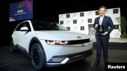 رئیس هیوندای موتور در کنار یک هیوندای آیونیک پنج، برنده جایزه خودروی سال جهان، نمایشگاه بین‌المللی خودرو نیویورک، آوریل ۲۰۲۲