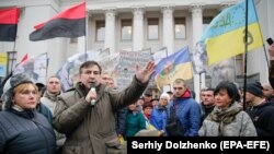 Міхеїл Саакашвілі на мітингу під будівлею Верховної Ради, Київ, 7 листопада 2017 року