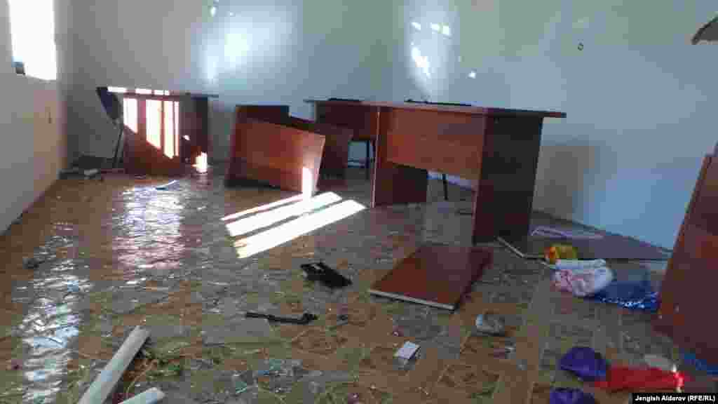 Разгоряченные местные жители из офиса компании в селе Кара-Жыгач вынесли компьютеры и другое имущество на улицу