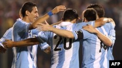 آنخل دی‌ماریا (سمت چپ) در ترکیب تیم ملی آرژانتین