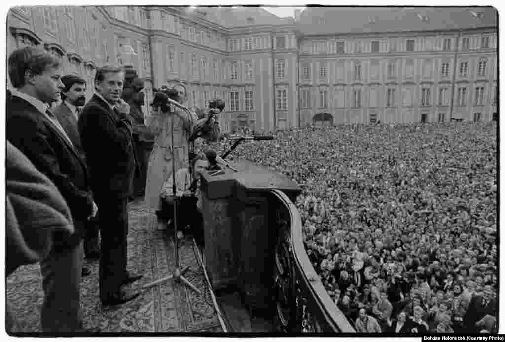 Președintele Václav Havel vorbind mulțimii la Castelul din Praga, 25 februarie 1990. Tocmai se întorsese dintr-o vizită în Statele Unite, unde s-a adresat Congresului american.