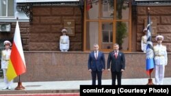 Анатолий Бибилов (слева) и глава ДНР Александр Захарченко в Донецке, 11 мая 2017 г.