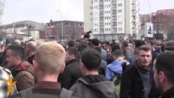 Aktivistët e opozitës para Kuvendit