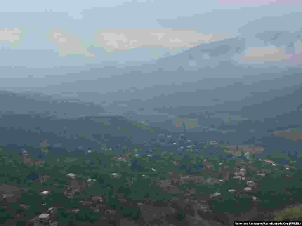 Вид на село Ванк. Нагірний Карабах біг би стати другою Швейцарією, та став театром бойових дій.