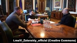 Андрій Єрмак, Володимир Зеленський і Рустем Умєров під час наради, 22 липня 2025 року