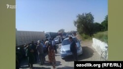 Жители трех аулов в Каракалпакстане перекрыли дорогу в знак протеста против отсутствия поливной воды, 20 июля 2020 года.