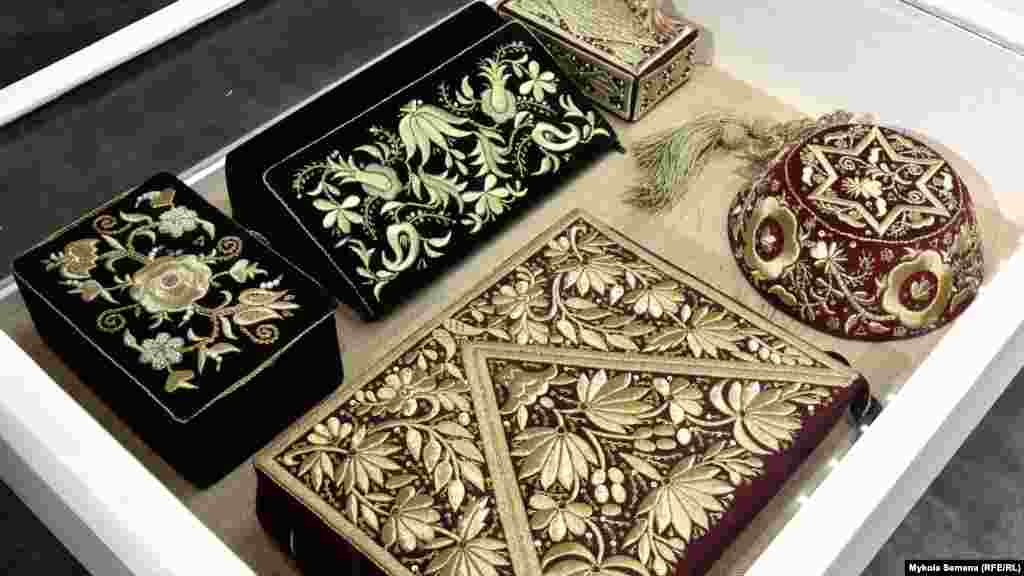 Articole ornek cusute de tătarii din Crimeea. Pe 16 decembrie, UNESCO a inclus arta ornek pe Lista Patrimoniului Cultural Imaterial al Umanității. &nbsp;