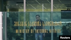 Главный предмет спора – это «ключи» к прослушиванию, которые поначалу находились в распоряжении МВД, а потом были переданы Службе безопасности