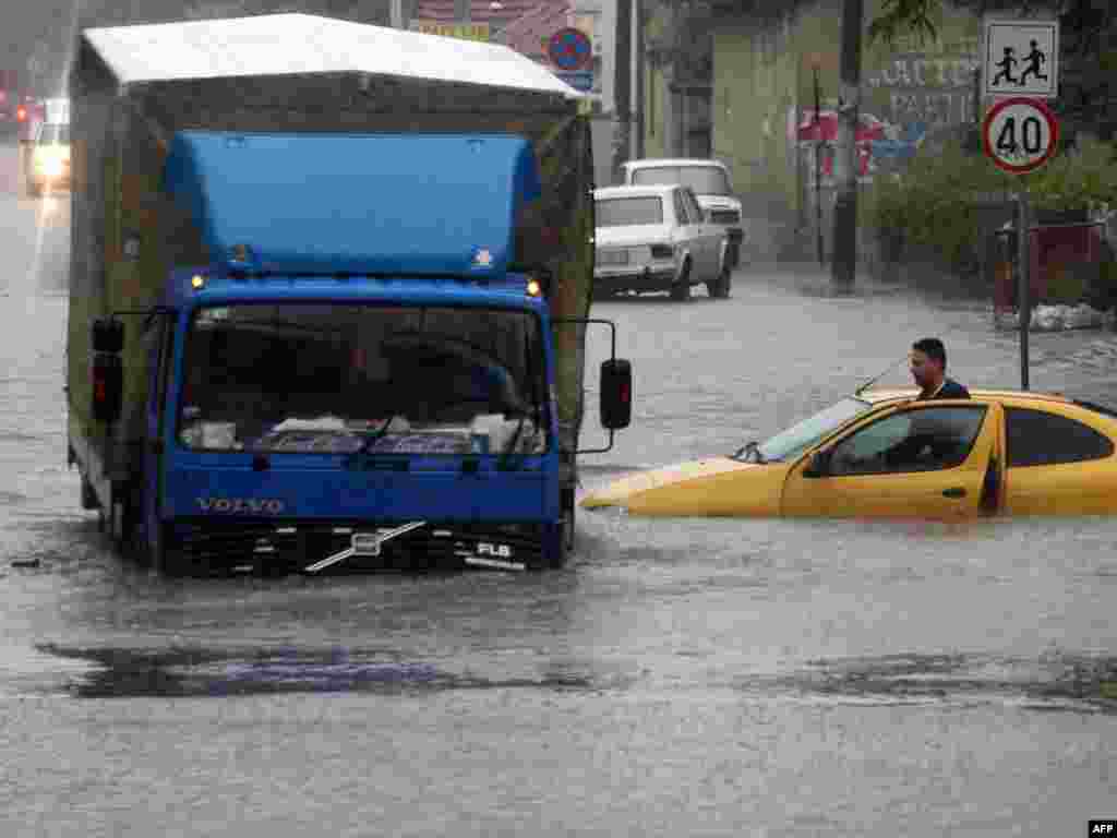 Srbija - Poplave - Ulice Niša su krajem juna mjeseca bile poplavljene nakon obilnih kiša. 