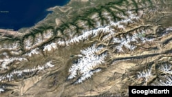 Вид на рудник Кумтор и Сарычат-Ээрташский заповедник со спутника.