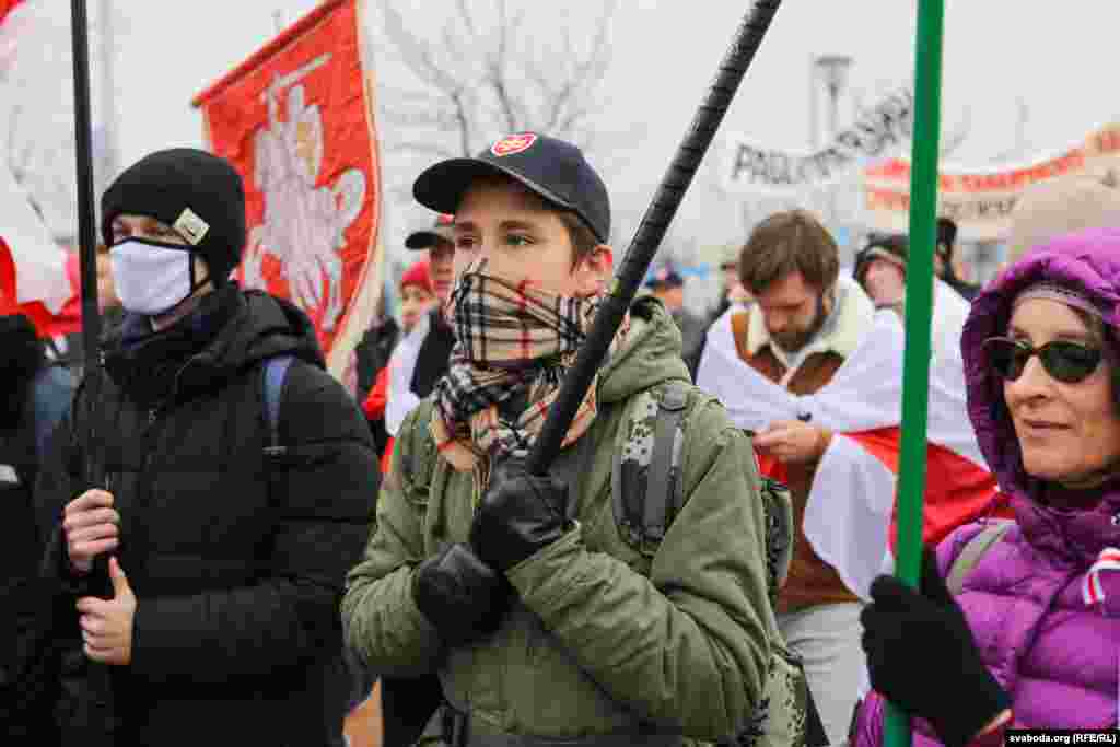 Як передають кореспонденти Радіо Свобода, в ході також брав участь недавно звільнений анархіст Дмитро Полієнко. Він та його наречена Анастасія Гусєва збирали гроші на підтримку тих, кого вони вважають політичними в&#39;язнями