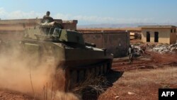 تانک ارتش سوریه در این تصویر از ۲۷ مرداد در نزدیکی خان شیخون دیده می‌شود
